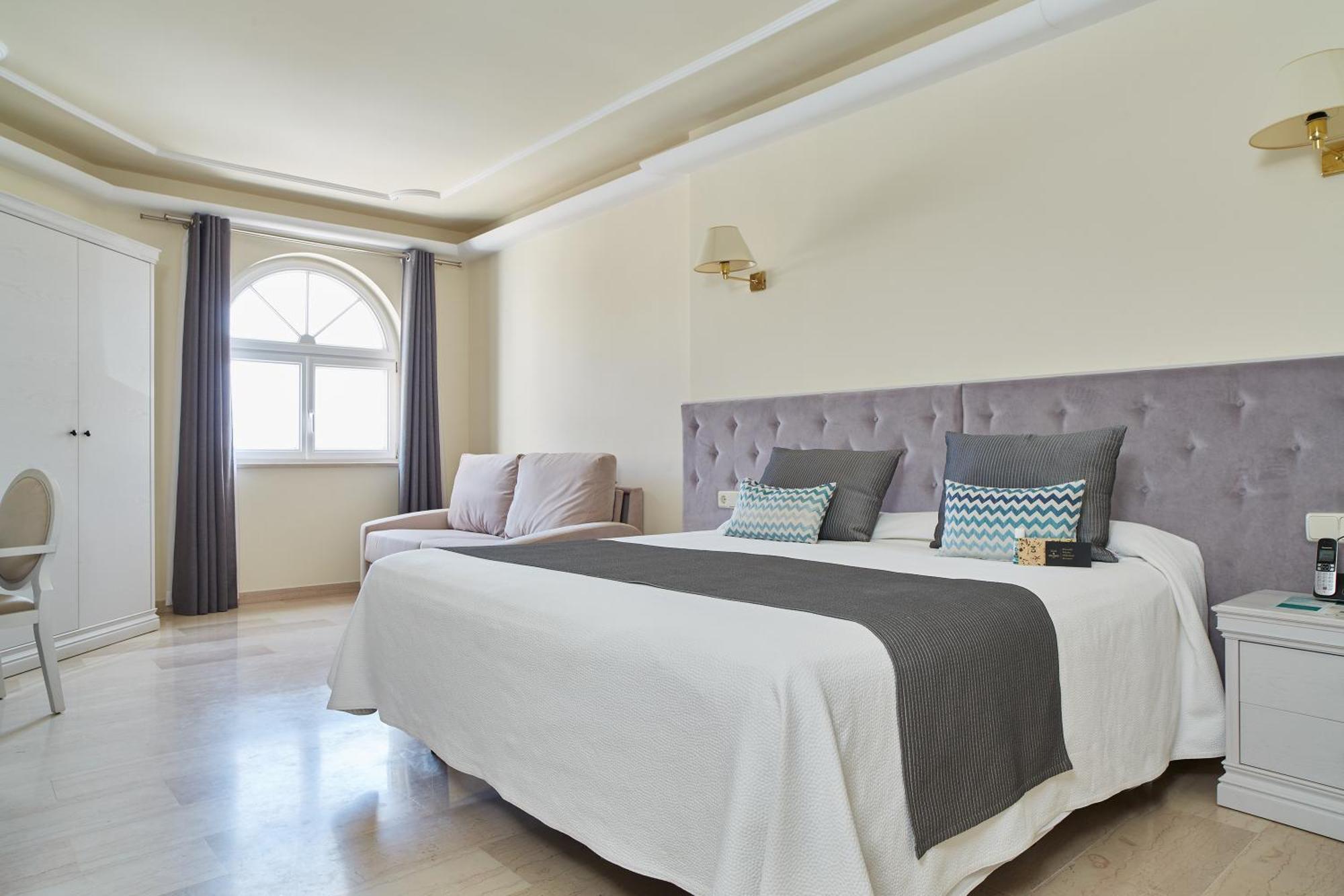 Grand Hotel Palladium Santa Eulalia Del Rio Exterior foto